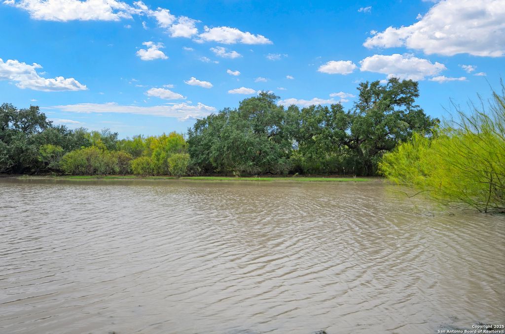 719 County Road 653, Devine, TX 78016