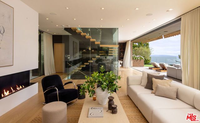 815 N Tigertail Road, Los Angeles, CA 90049