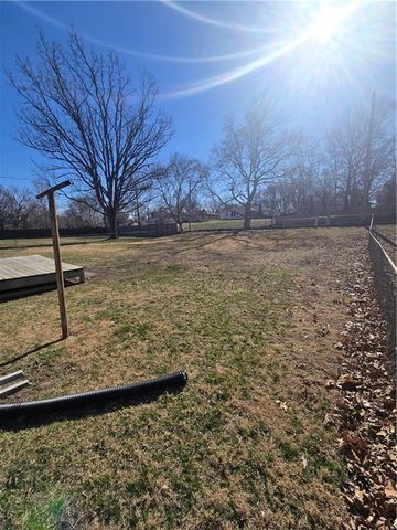 4980 NE Chouteau Drive, Kansas City, MO 64119