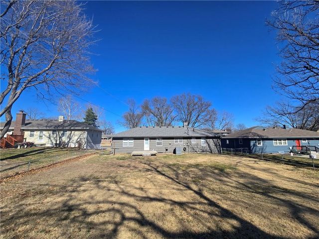 4980 NE Chouteau Drive, Kansas City, MO 64119