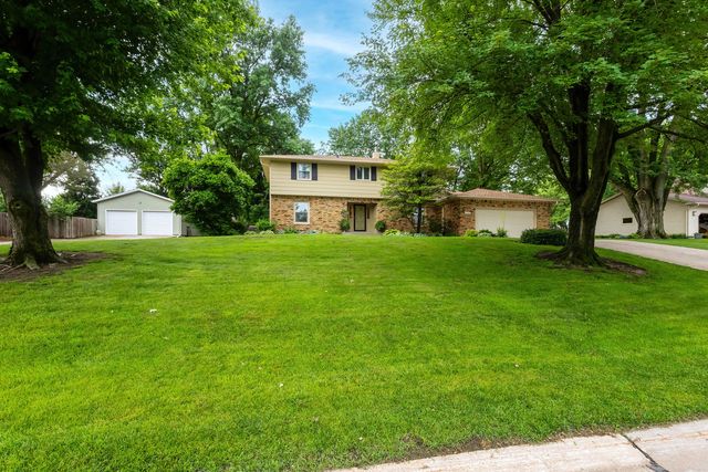 2205 Winding Hill Road, Davenport, IA 52807