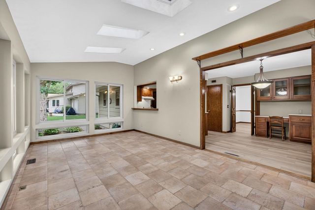 2205 Winding Hill Road, Davenport, IA 52807