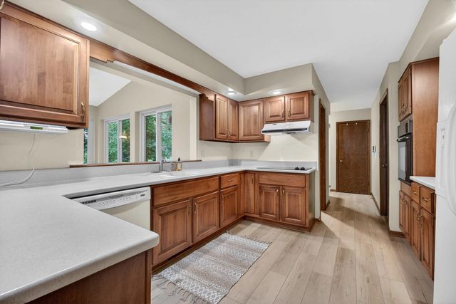 2205 Winding Hill Road, Davenport, IA 52807