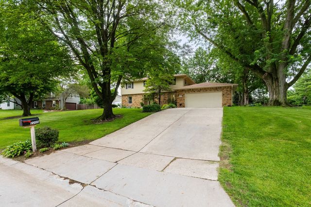2205 Winding Hill Road, Davenport, IA 52807