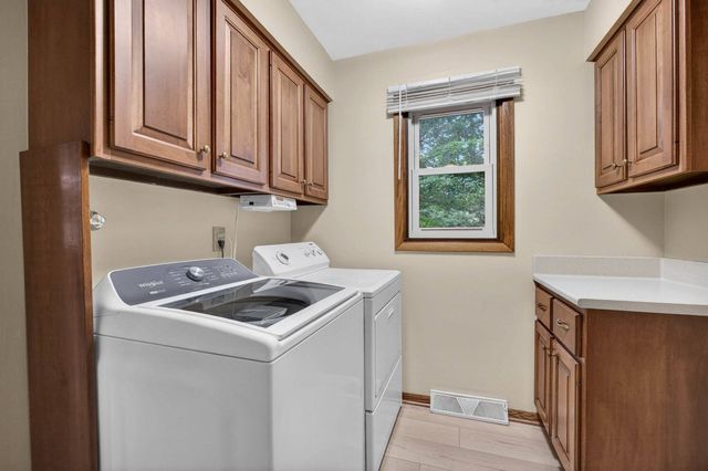 2205 Winding Hill Road, Davenport, IA 52807