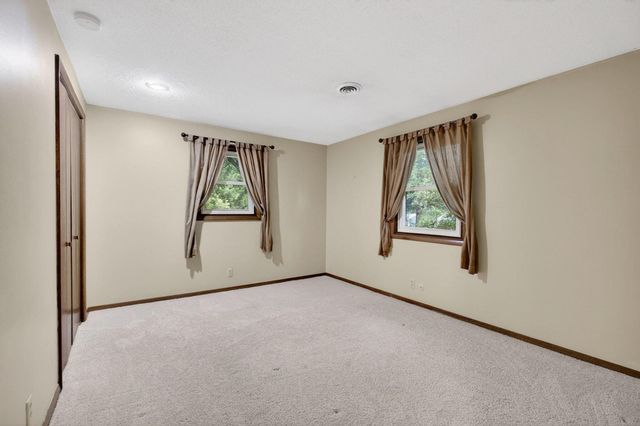 2205 Winding Hill Road, Davenport, IA 52807