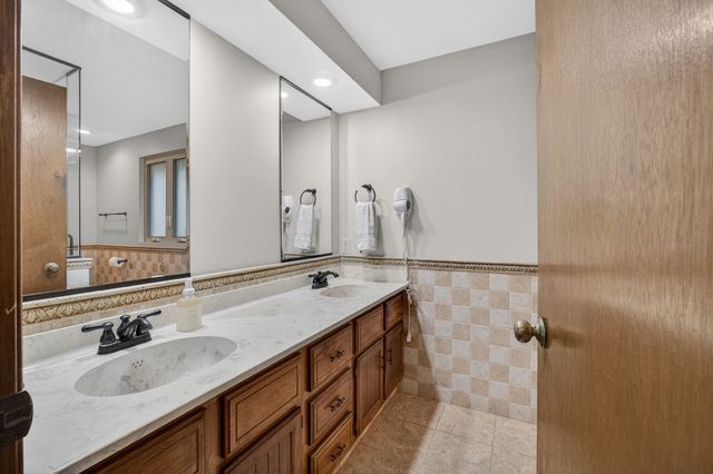 2205 Winding Hill Road, Davenport, IA 52807