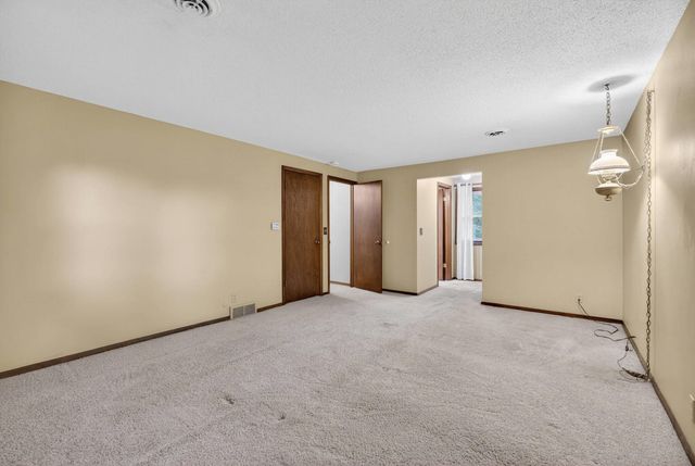 2205 Winding Hill Road, Davenport, IA 52807