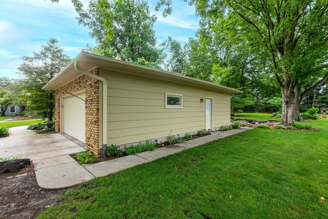 2205 Winding Hill Road, Davenport, IA 52807