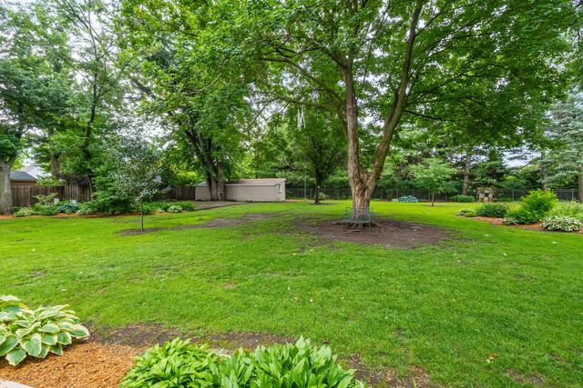 2205 Winding Hill Road, Davenport, IA 52807
