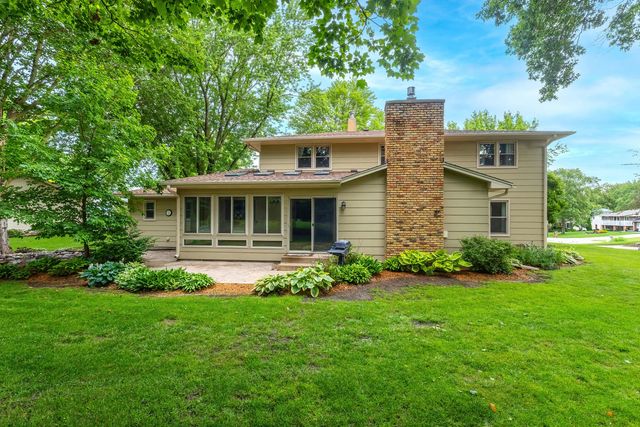 2205 Winding Hill Road, Davenport, IA 52807