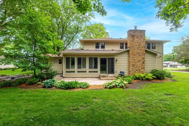 2205 Winding Hill Road, Davenport, IA 52807