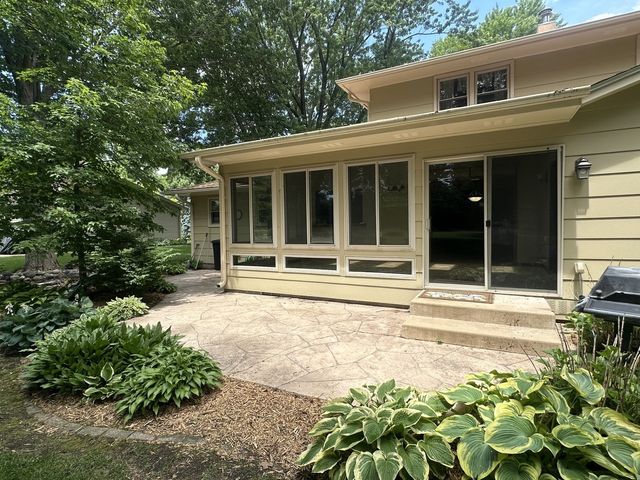 2205 Winding Hill Road, Davenport, IA 52807