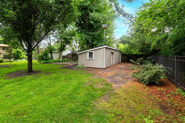 2205 Winding Hill Road, Davenport, IA 52807