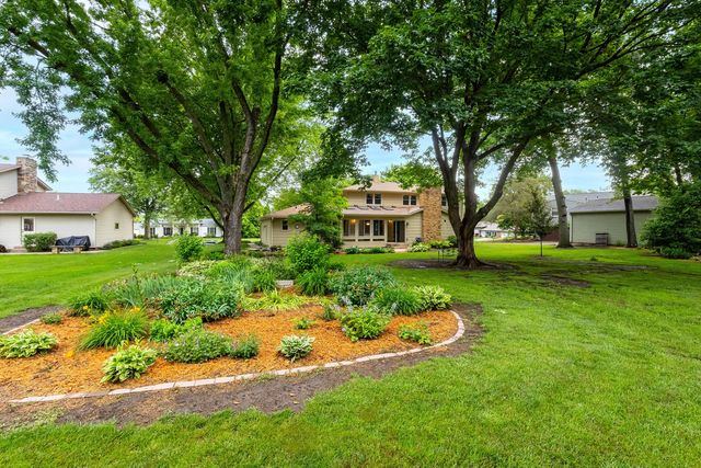 2205 Winding Hill Road, Davenport, IA 52807