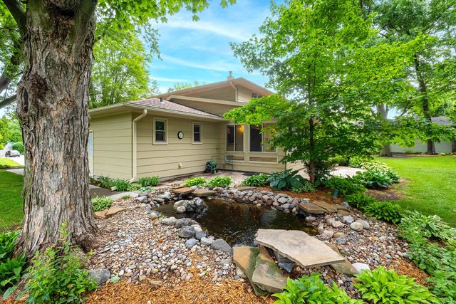 2205 Winding Hill Road, Davenport, IA 52807