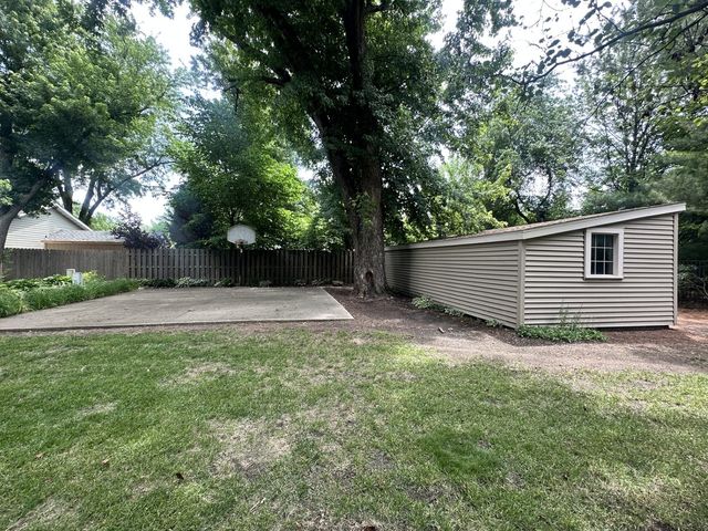 2205 Winding Hill Road, Davenport, IA 52807