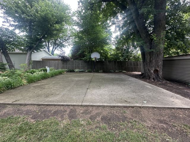 2205 Winding Hill Road, Davenport, IA 52807