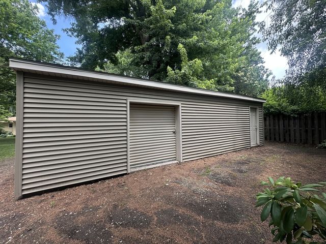 2205 Winding Hill Road, Davenport, IA 52807