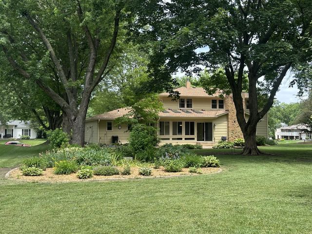 2205 Winding Hill Road, Davenport, IA 52807