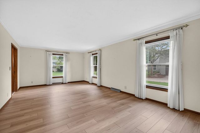 2205 Winding Hill Road, Davenport, IA 52807