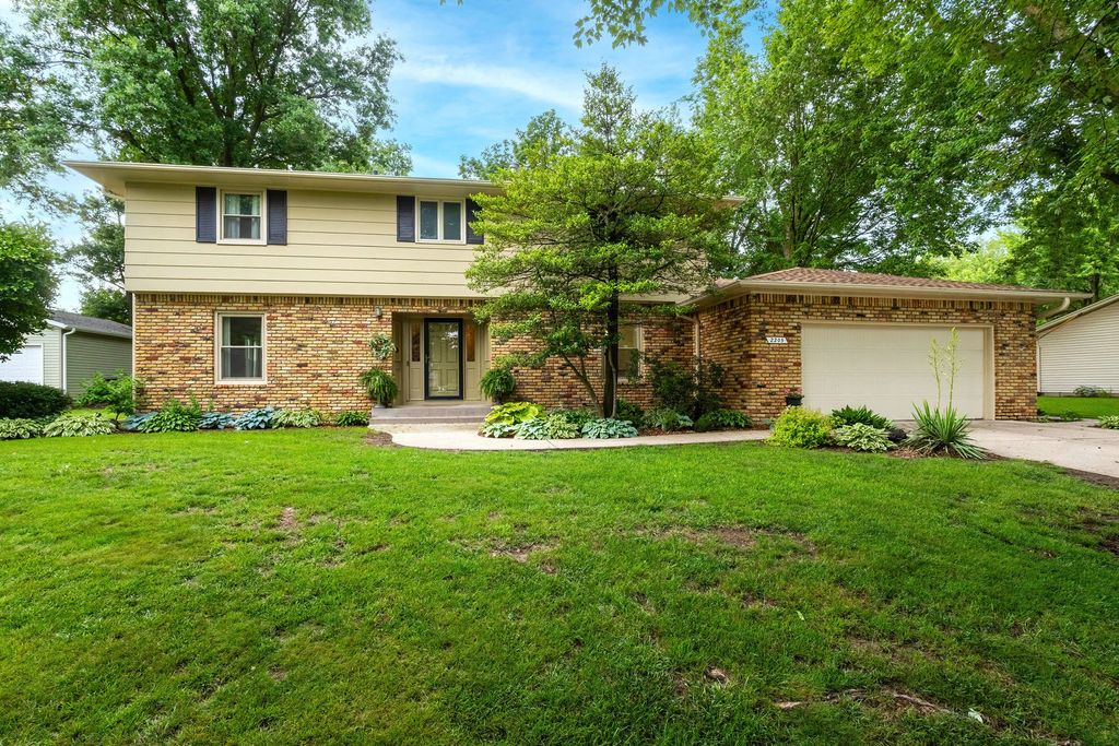 2205 Winding Hill Road, Davenport, IA 52807