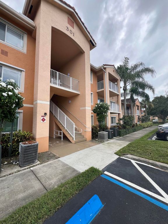 301 SW Palm Dr Apt 205, Port St Lucie, FL 34986
