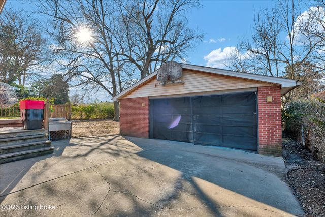 2022 Nocturne Dr, Louisville, KY 40272