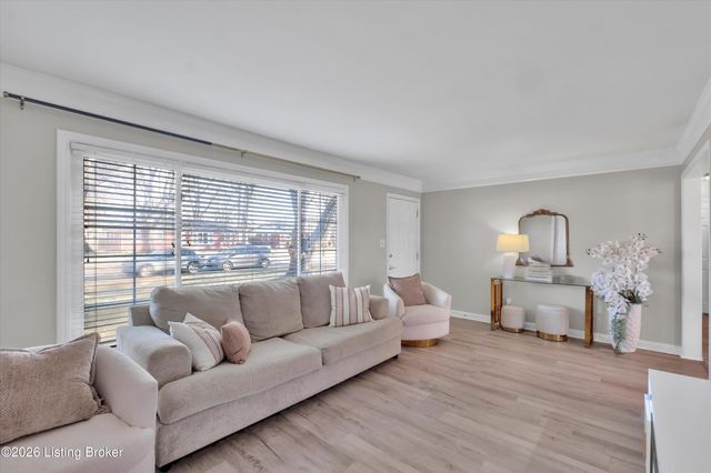 2022 Nocturne Dr, Louisville, KY 40272