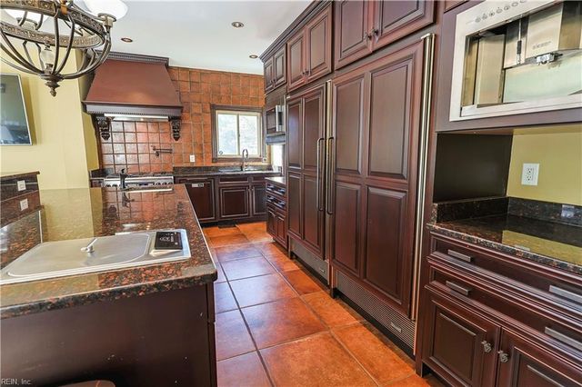 501 Shadow Brooke DR, Chesapeake, VA 23320