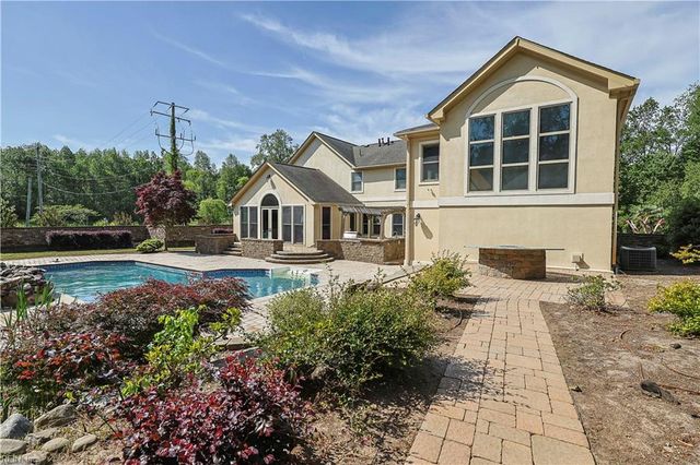 501 Shadow Brooke DR, Chesapeake, VA 23320