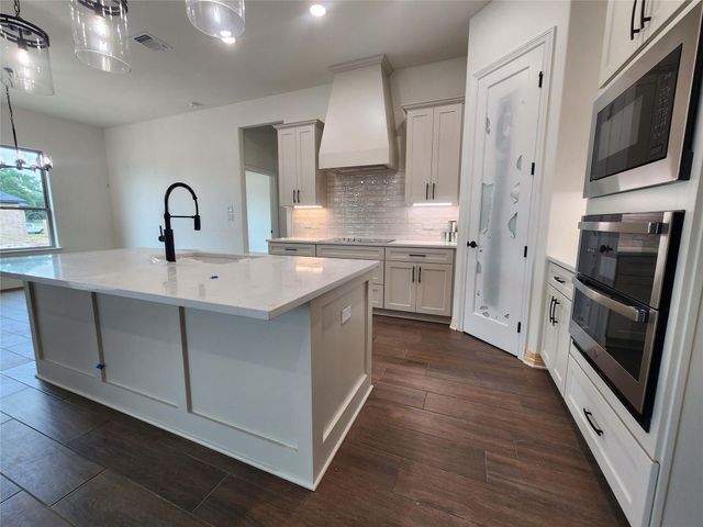 801 Golden Eagle CV, Salado, TX 76571
