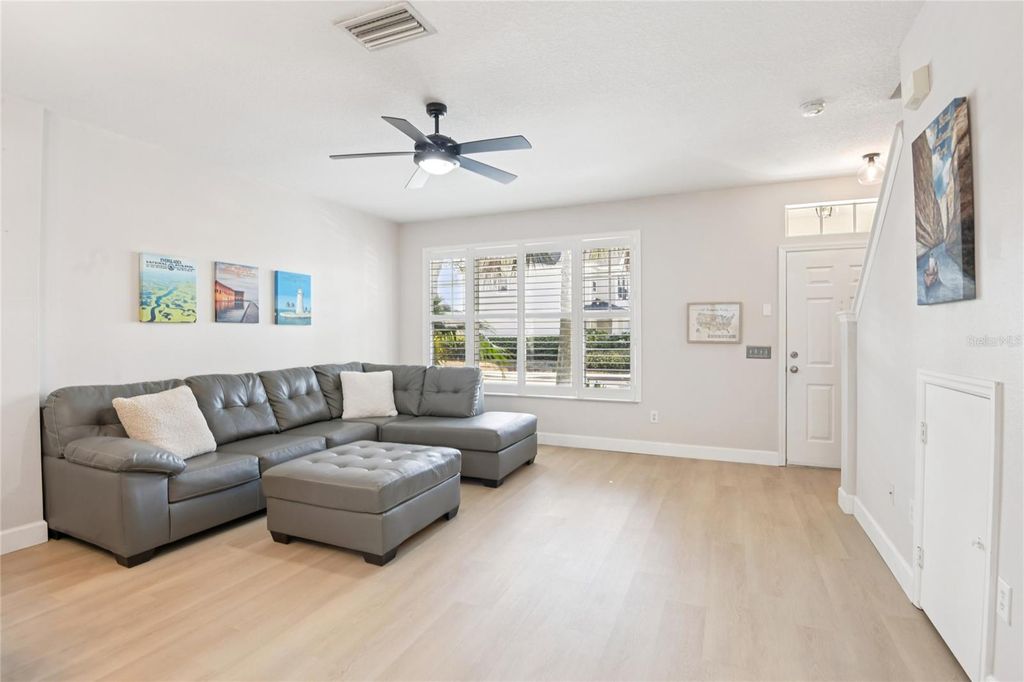 Image 7 of property listing at 12304 COUNTRY WHITE CIRCLE, Tampa, FL 33635