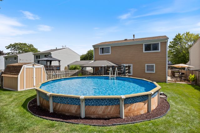 716 Sand Creek Drive, Carol Stream, IL 60188