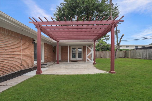 10010 Westview Drive, Houston, TX 77055