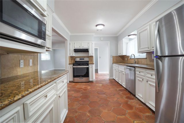 10010 Westview Drive, Houston, TX 77055
