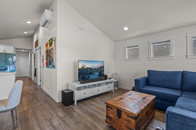 3271 NW 9th Street, Redmond, OR 97756