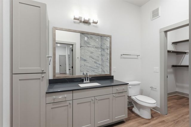 1950 Winrock Boulevard B2, Houston, TX 77057