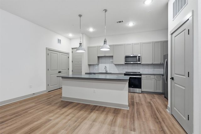 1950 Winrock Boulevard B2, Houston, TX 77057