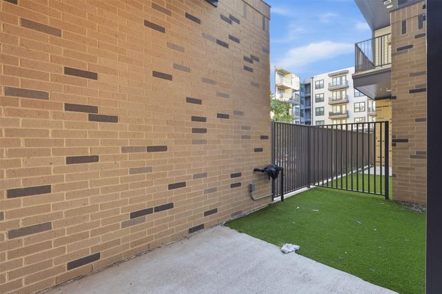 1950 Winrock Boulevard B2, Houston, TX 77057