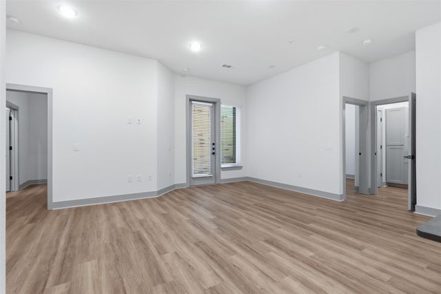 1950 Winrock Boulevard B2, Houston, TX 77057