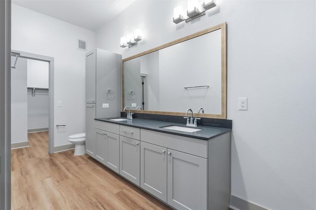 1950 Winrock Boulevard B2, Houston, TX 77057