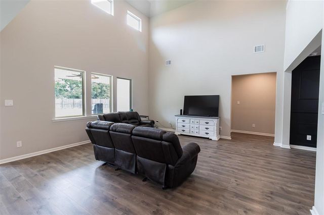 8114 Kelsey Lane, Iowa, LA 70647