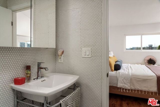 527 E Cypress Avenue C, Burbank, CA 91501