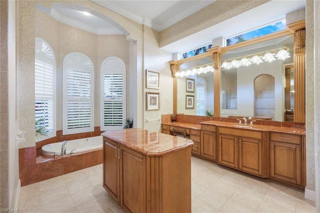 7511 Hogan CT, Naples, FL 34113