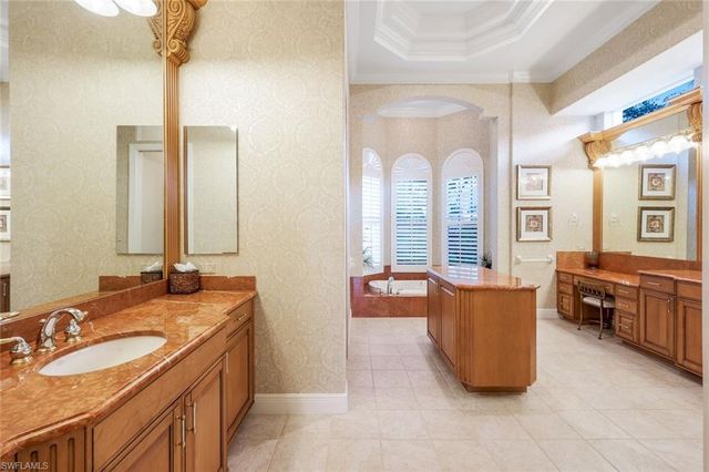 7511 Hogan CT, Naples, FL 34113