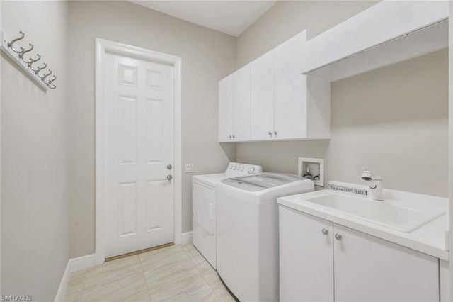 7511 Hogan CT, Naples, FL 34113