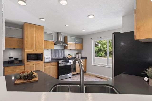 4380 Briarwood Dr, Sacramento, CA 95821