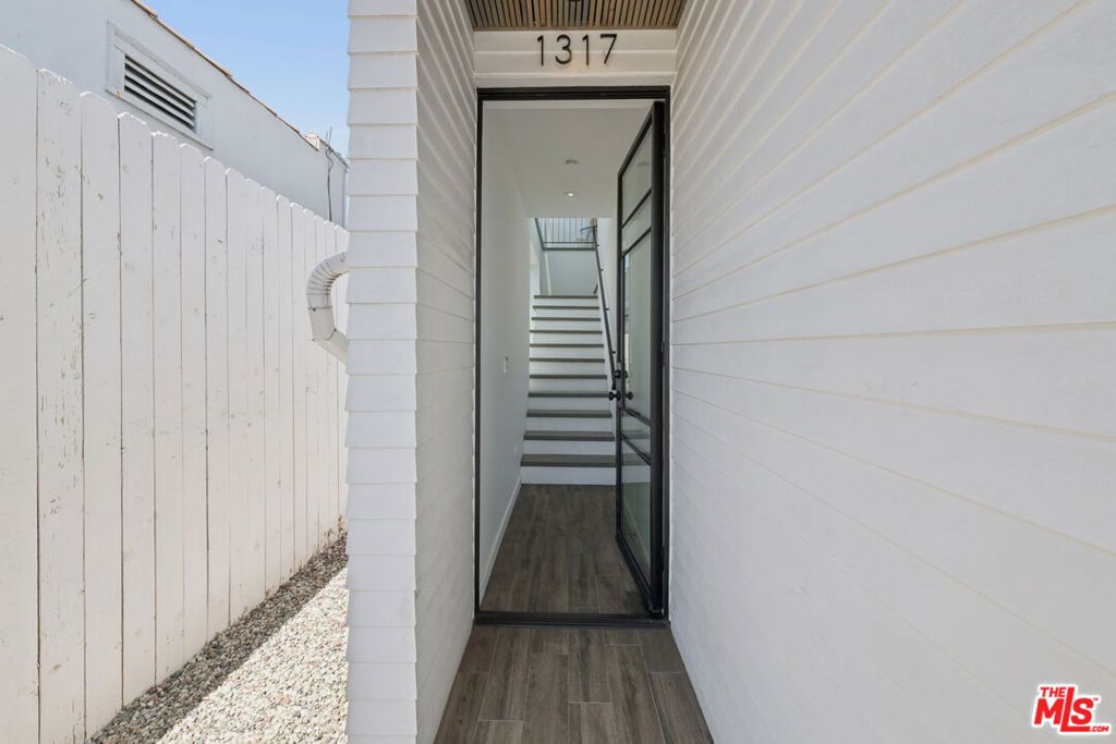 1317 Cabrillo Avenue, Los Angeles, CA 90291 — photo 2