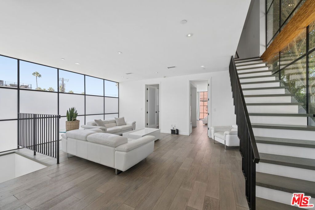 1317 Cabrillo Avenue, Los Angeles, CA 90291 — photo 3